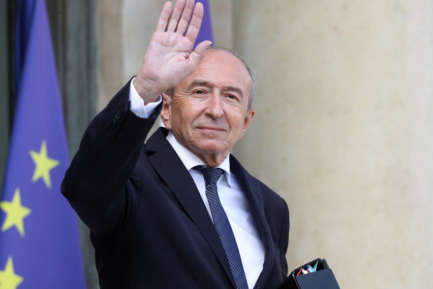 « Heureusement que les élus locaux ont été là » pour se procurer des tests, insiste Gérard Collomb, ancien ministre de l&rsquo;Intérieur de Macron, pour qui « le gouvernement a été pris au dépourvu. Il y a eu des allers-retours qui après coup ont fait très mal ».