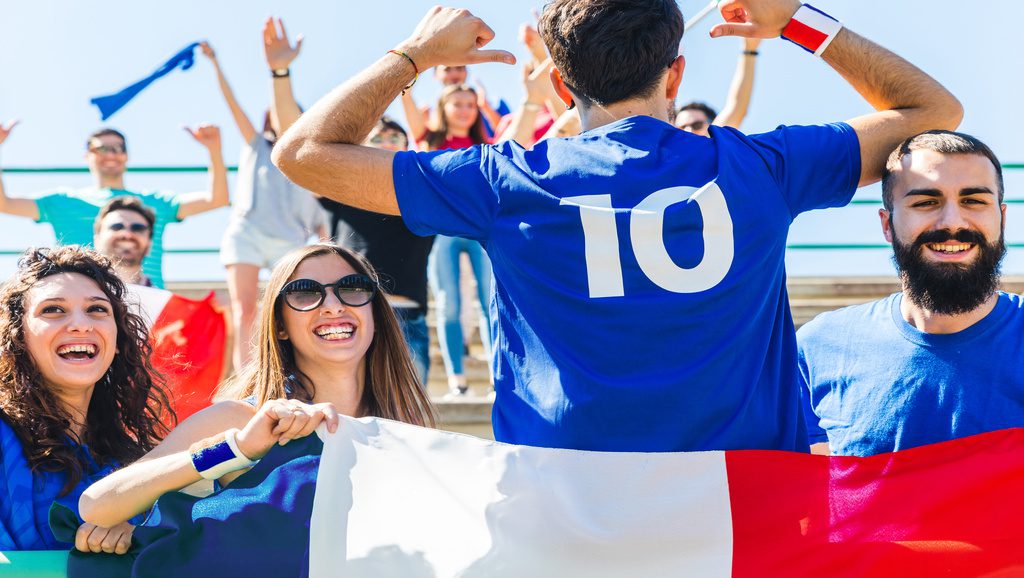 La France arrête son foot, mais l’exporte.