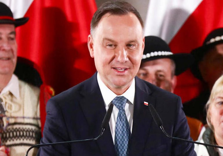 Pologne : duel entre libéraux et conservateurs.