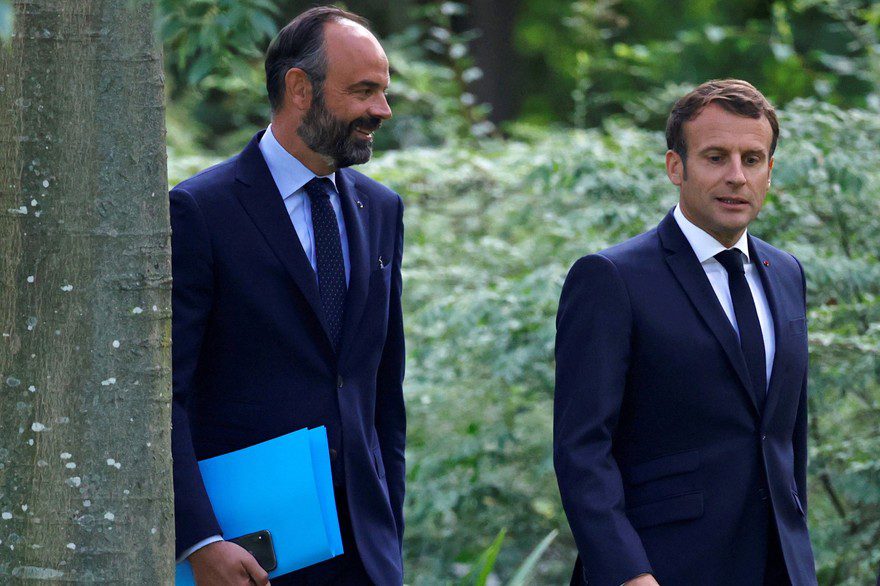 Emmanuel Macron sur le remaniement ce matin dans la presse régionale : « J’aurais à faire des choix pour conduire le nouveau chemin. Ce sont de nouveaux objectifs d’indépendance, de reconstruction, de réconciliation et de nouvelles méthodes à mettre en œuvre. Derrière, il y aura une nouvelle équipe. »