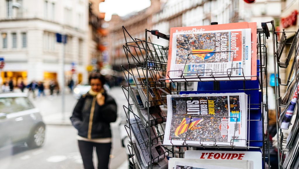 Bruxelles demande aux États membres d’apporter un soutien « urgent » aux médias