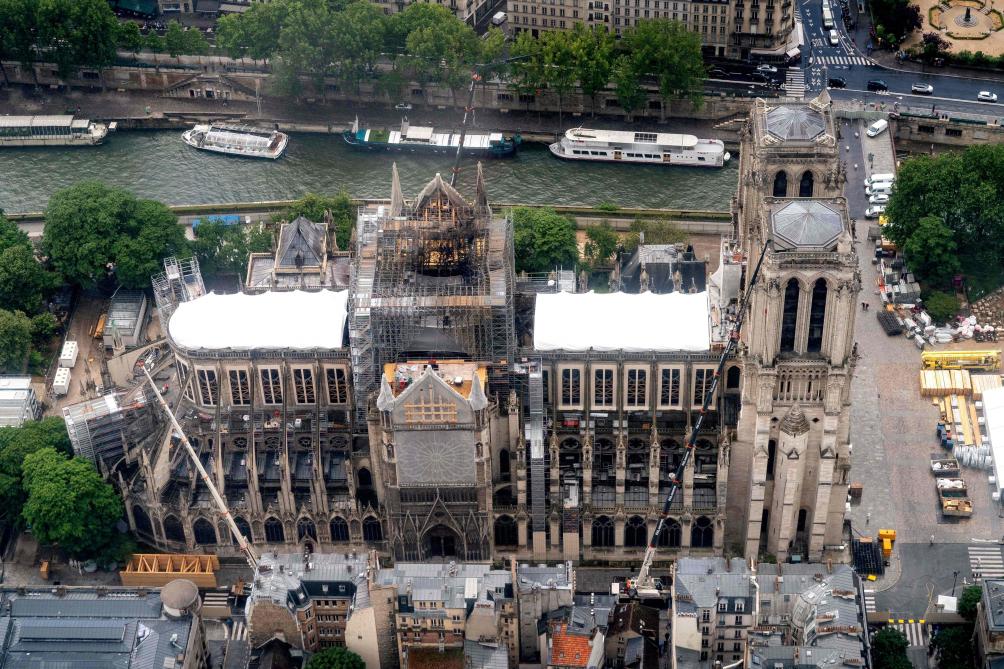 « Le président a fait confiance aux experts et préapprouvé dans les grandes lignes le projet présenté par l’architecte en chef (Philippe Villeneuve), qui prévoit de reconstruire la flèche à l’identique », a précisé l’Elysée.