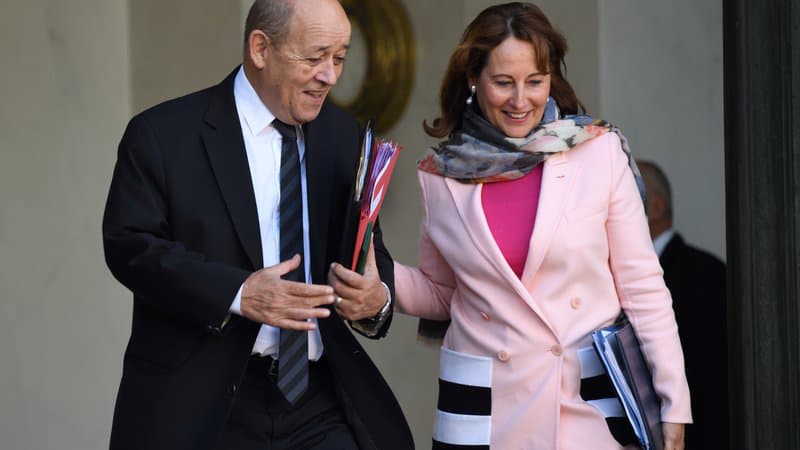 « Pompili très bien, c&rsquo;est quand même mieux que l&rsquo;autre folle de Ségo », aurait réagi par message Jean-Yves Le Drian, croyant répondre au président de la République, alors qu&rsquo;il s&rsquo;adressait en fait son SMS à la principale intéressée, Ségolène Royal.