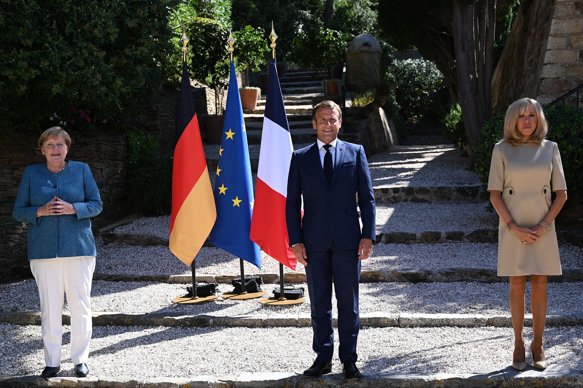 « Nous souhaitons que ce dialogue puisse être mis en place par les Biélorusses eux-mêmes. Mais l&rsquo;Union européenne se tient prête néanmoins à accompagner celui-ci, si notre rôle de médiation peut être utile et est souhaité par les Biélorusses, avec d&rsquo;autres institutions, notamment l&rsquo;OSCE, et incluant la Russie dans le dialogue exigeant », a déclaré Emmanuel Macron.