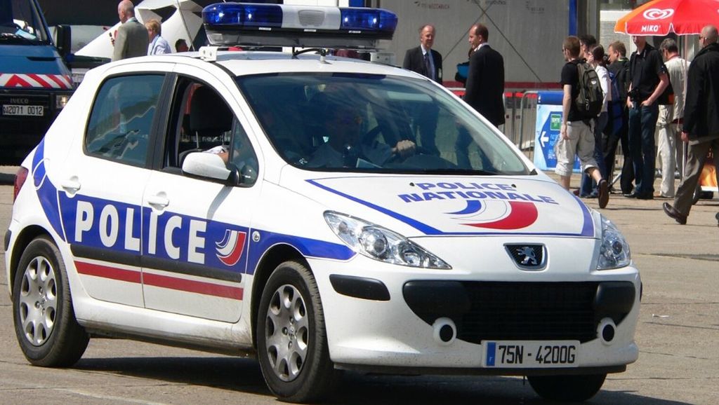 Deux policiers « massacrés » en France