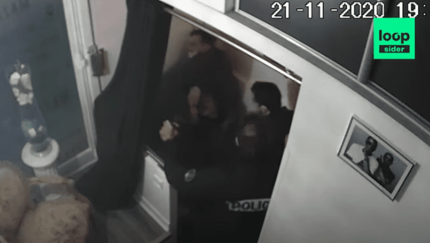 « Ils ne m’ont rien signifié, ils le savent, ils sont arrivés derrière moi. Je pense qu’ils m’ont suivi, vu comme ils étaient proches de moi quand j’ai ouvert ma porte. Ils m’ont surpris, m’ont fait peur. Ils sont rentrés dans mes studios. » « Bien sûr, j‘ai eu peur. Un policier me braque, ça veut dire que je suis armé? Qu’on va tirer? » – Le producteur de musique victime d&rsquo;une interpellation particulièrement violente le 21 novembre à Paris sur BFMTV