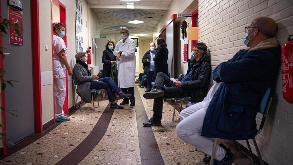 Vaccination Covid-19 : le gouvernement rame pour atteindre un « rythme de croisière »