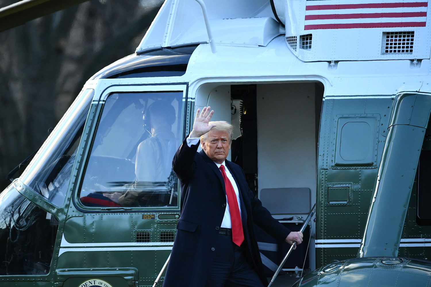  » Je me battrai toujours pour vous, j’écouterai, regarderai, et je vous dis que l’avenir de ce pays n’a jamais été si bon. (…) Nous reviendrons d’une manière ou d’une autre ». Donal Trump lors de son discours de départ