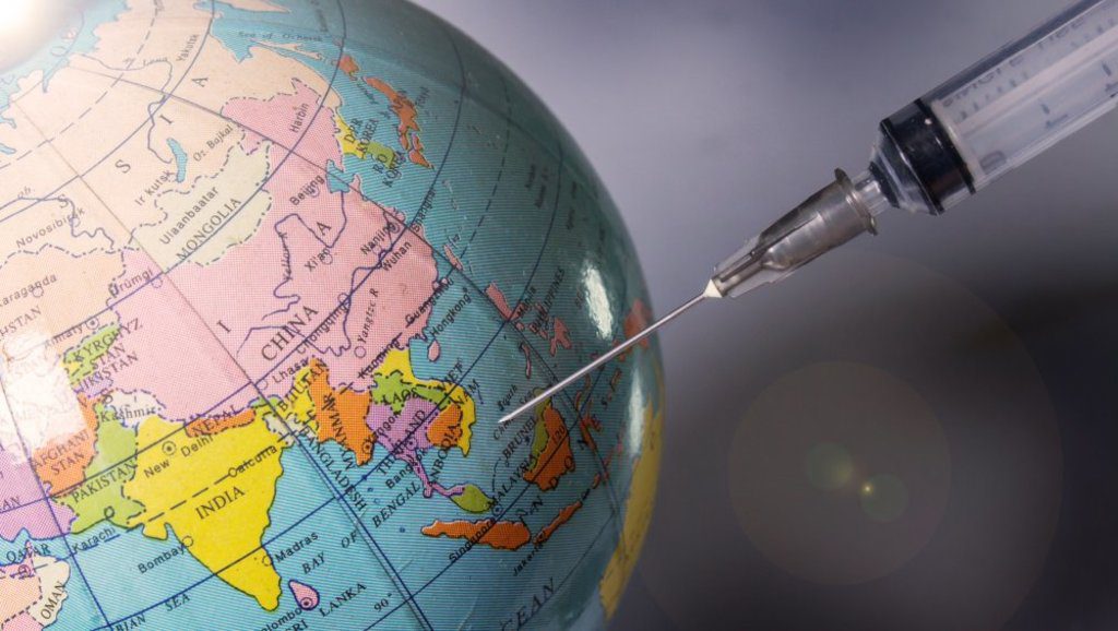 Comment vacciner le monde pour éradiquer l’épidémie ?