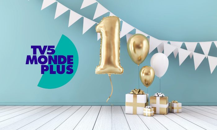 happy-1st-birthday-party-celebration-balloon-bunting-and-gift-box-3d-render