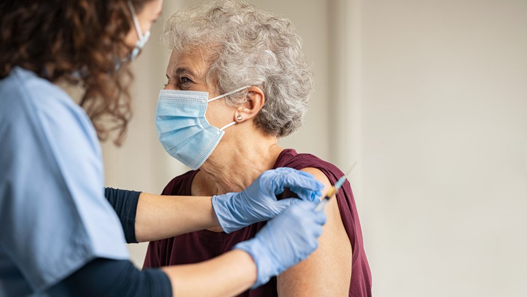 Voyage et passe sanitaire en France pour les plus de 65 ans