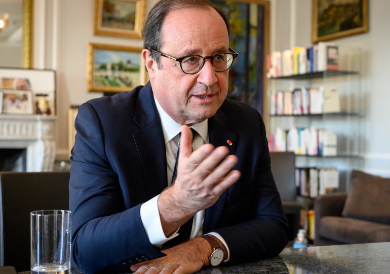 Emmanuel Macron «doit terminer son mandat» pour éviter «une crise institutionnelle majeure», a clamé son prédécesseur François Hollande ce dimanche 5 janvier dans un entretien pour Ouest-France. Et ce, «quels que soient les reproches qui peuvent être adressés» - à Emmanuel Macron -, «et ils sont nombreux», a-t-il souligné. 