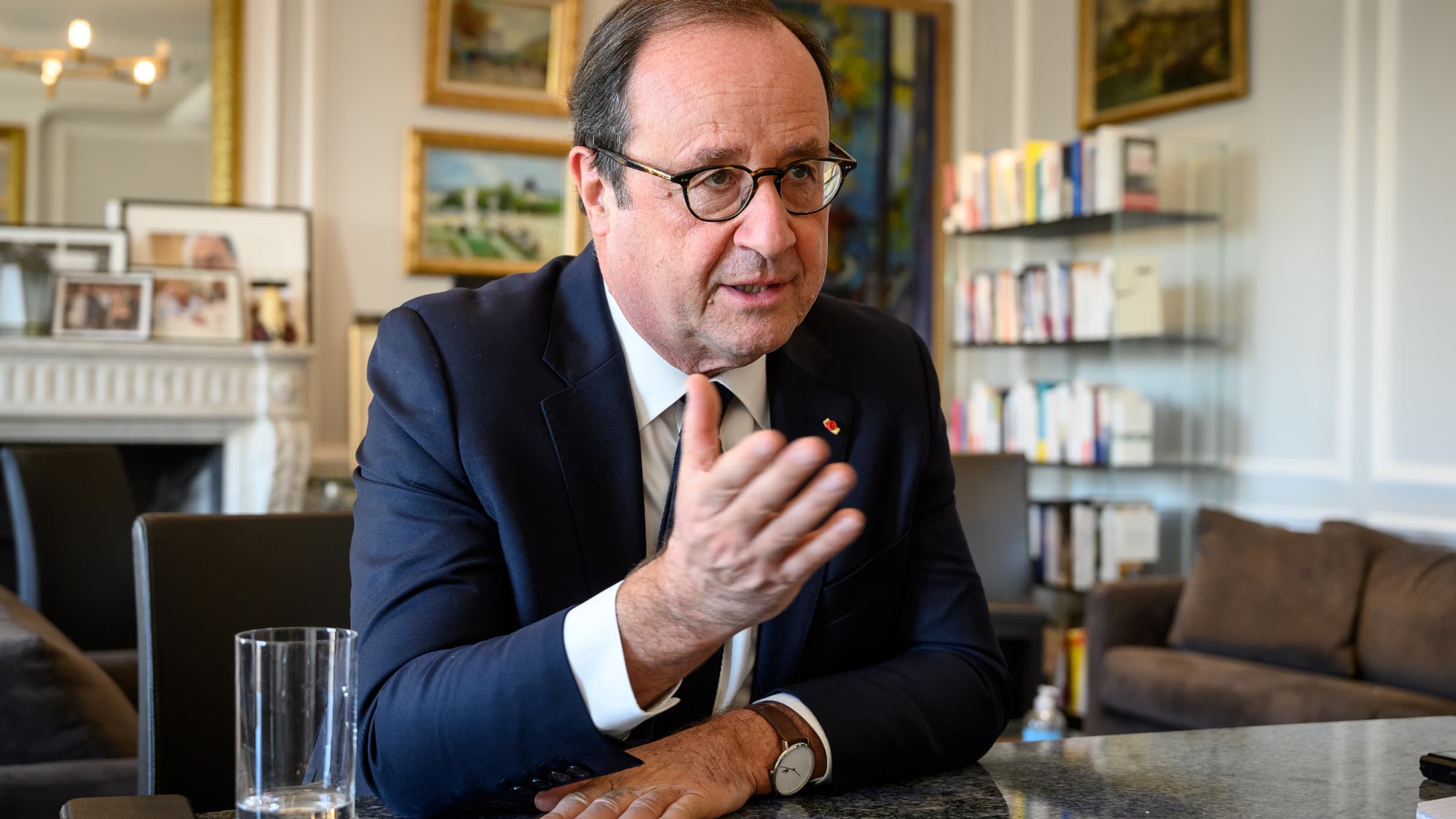 Emmanuel Macron «doit terminer son mandat» pour éviter «une crise institutionnelle majeure», a clamé son prédécesseur François Hollande ce dimanche 5 janvier dans un entretien pour Ouest-France. Et ce, «quels que soient les reproches qui peuvent être adressés» – à Emmanuel Macron -, «et ils sont nombreux», a-t-il souligné.