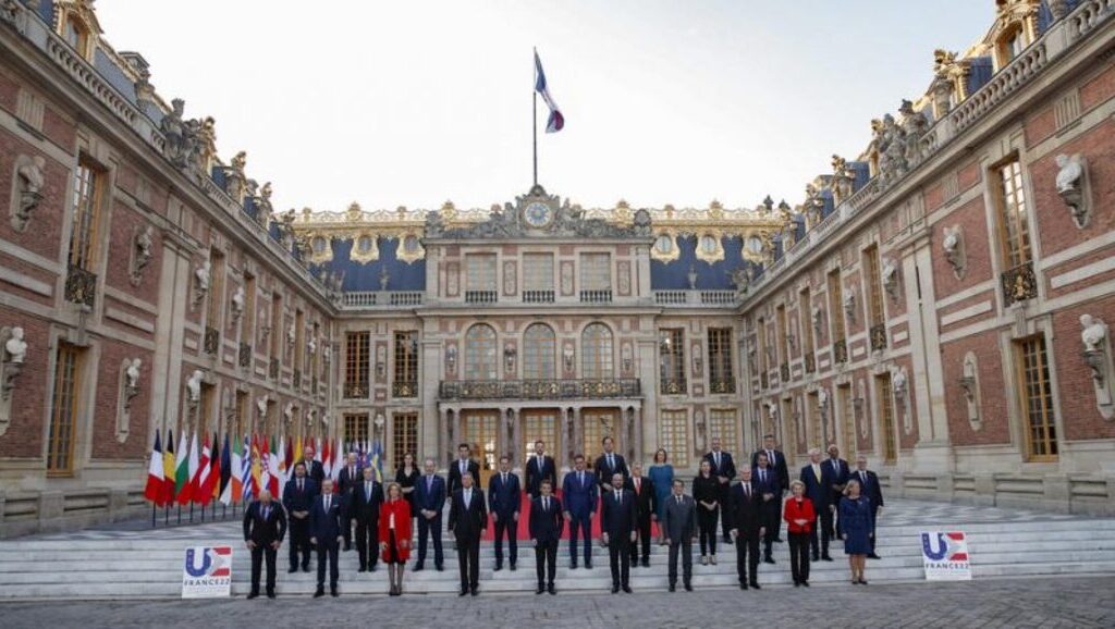 L’UE en sommet à Versailles exclut une adhésion rapide de l’Ukraine