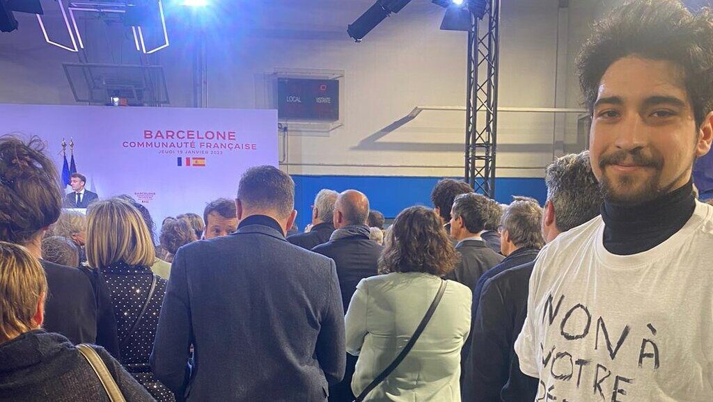 Qui est le jeune homme expulsé de la rencontre avec Emmanuel Macron à Barcelone ?