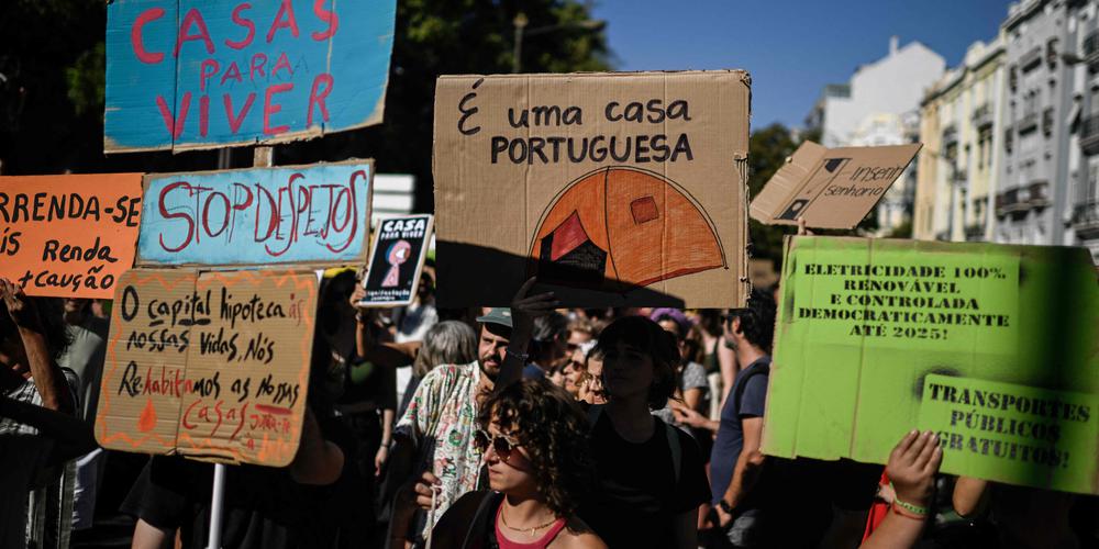 La crise du logement et l’explosion des loyers ont conduit les Portugais à l’exaspération. Ils sont descendus par milliers dans la rue en octobre 2023. © Crédit photo : PATRICIA DE MELO MOREIRA / AFP