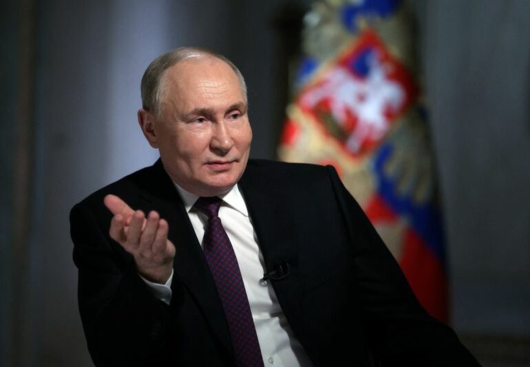 "Il y a assez de spécialistes des relations russo-américaines et de la retenue stratégique (aux États-Unis). Ainsi, je pense que rien ne presse (un conflit nucléaire), mais nous y sommes prêts", a dit Vladimir Poutine ce mercredi 13 mars.