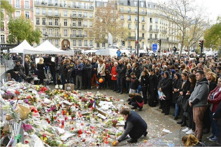 Paris (Xe), rue Alibert, le 24 novembre 2015. Le Petit Cambodge et le Carillon avaient notamment &eacute;t&eacute; cibl&eacute;s par les terroristes du 13 Novembre.