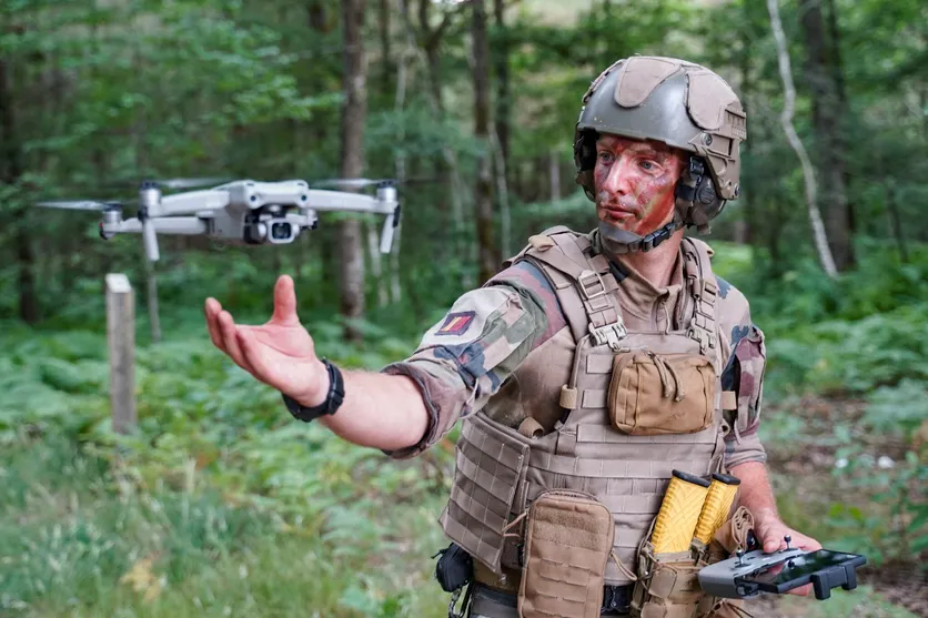 Op&eacute;rateur drone du 2e RIMa en action : un soldat met en &oelig;uvre un drone d&rsquo;observation au profit de son groupe de combat, le 2 juillet 2025. &copy;FREDERIC PETRY / Hans Lucas/AFP