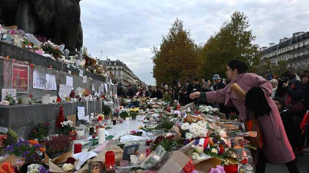 Des personnes d&eacute;posent des fleurs, des mots, des bougies, place de la R&eacute;publique, &agrave; Paris, ce jeudi 13 novembre 2025.