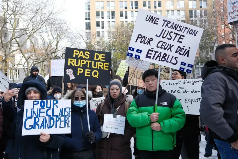 Des manifestants se sont r&eacute;unis au centre-ville de Montr&eacute;al pour protester contre la d&eacute;cision du gouvernement de mettre fin au Programme de l&rsquo;exp&eacute;rience qu&eacute;b&eacute;coise (PEQ)