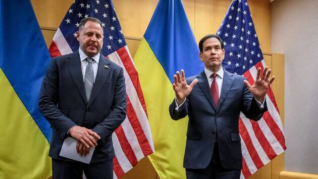 Le secr&eacute;taire d'&Eacute;tat Marco Rubio (&agrave; droite) et le n&eacute;gociateur de Kiev, Andrii Iermak lors d'une conf&eacute;rence de presse dimanche 23 novembre &agrave; Gen&egrave;ve