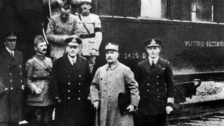 Le mar&eacute;chal Foch (en gris), entour&eacute;s des dignitaires alli&eacute;s et allemands devant le wagon o&ugrave; vient d'&ecirc;tre sign&eacute;e l'armistice de la Premi&egrave;re guerre mondiale. &copy;STR / AFP
