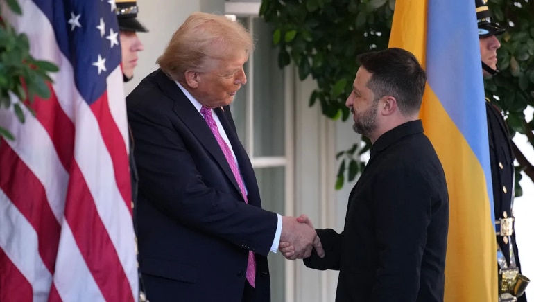 Donald Trump accueille le pr&eacute;sident ukrainien Volodymyr Zelensky devant l'aile ouest de la Maison Blanche, le 17 octobre 2025, &agrave; Washington