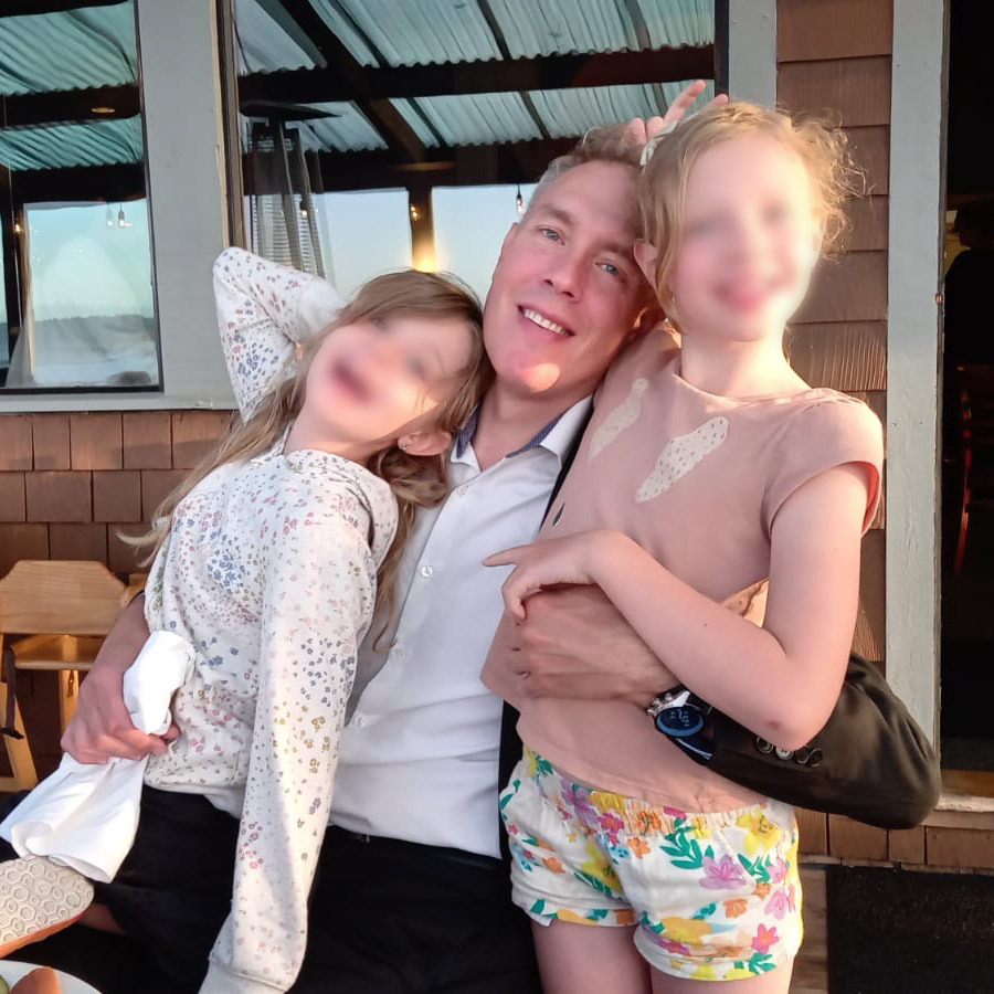 Arnaud Paris en compagnie ses filles Eva et Juliette avant leur enl&egrave;vement