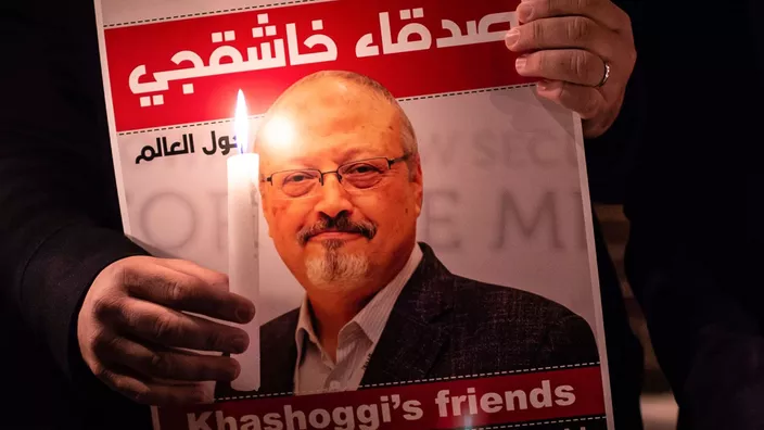Un manifestant brandit une image de Jamal Khashoggi &agrave; Istanbul, le 25 octobre 2018. &copy;YASIN AKGUL/AFP