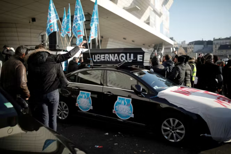 Les chauffeurs de VTC manifestent contre Uber, le 15 d&eacute;cembre 2016, porte Maillot, &agrave; Paris. 
