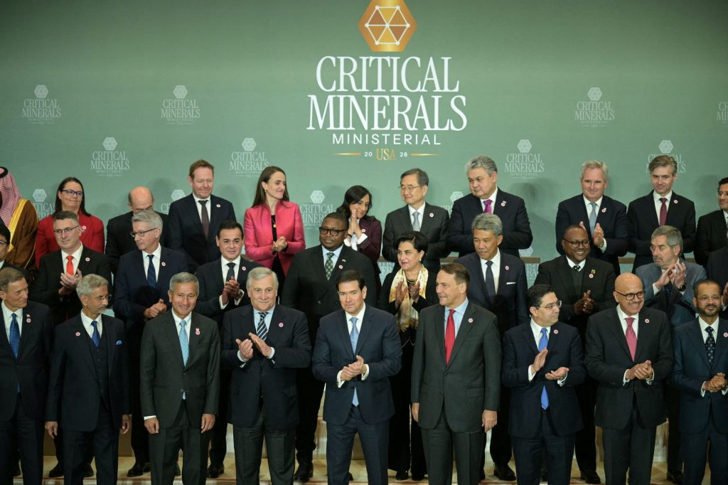 Le secr&eacute;taire d&rsquo;&Eacute;tat am&eacute;ricain, Marco Rubio (au centre), participe &agrave; une photo de famille lors de la premi&egrave;re r&eacute;union minist&eacute;rielle sur les min&eacute;raux critiques au d&eacute;partement d&rsquo;&Eacute;tat &agrave; Washington, DC, le 4 f&eacute;vrier 2026.