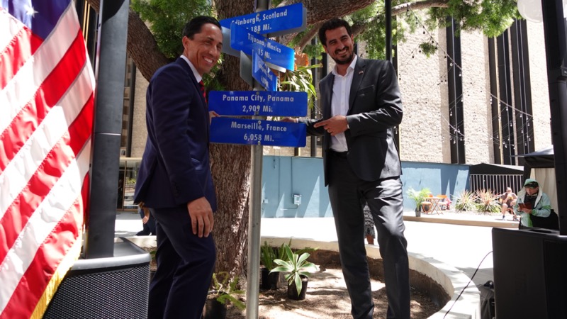 Todd Gloria, maire de San Diego et le panneau Marseille indiquant la distance qui s&eacute;pare les deux villes