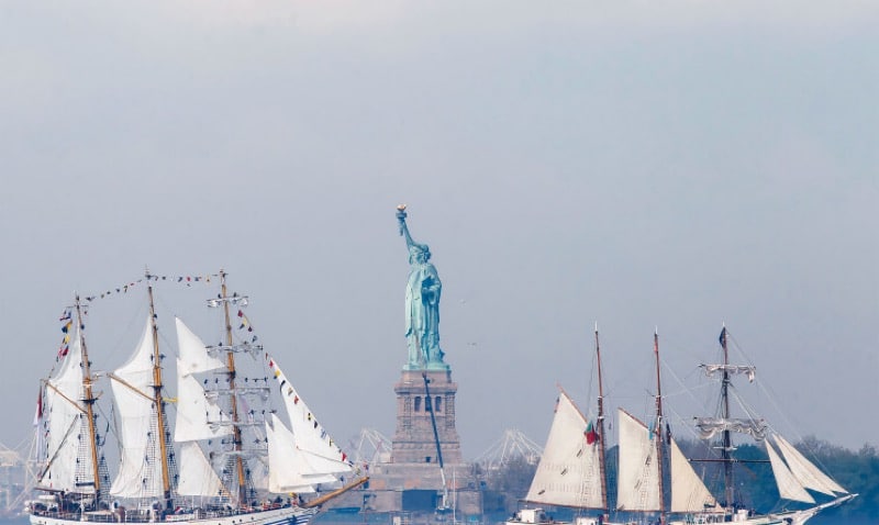 Bateaux devant la Statue de la Liberté lors de la célébration de l'indépendance américaine à New York
