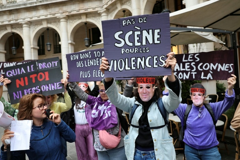 Des membres du collectif f&eacute;ministe "noustoutes" manifestent devant le th&eacute;&acirc;tre parisien o&ugrave; Patrick Bruel jouait une pi&egrave;ce depuis le d&eacute;but de l'ann&eacute;e 2026. &copy;AFP