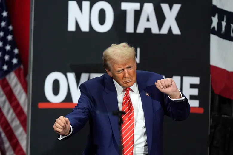 Le pr&eacute;sident r&eacute;publicain Donald Trump danse lors d&rsquo;un &eacute;v&eacute;nement de campagne au Cobb Energy Performing Arts Centre, le 15 octobre 2024, &agrave; Atlanta.