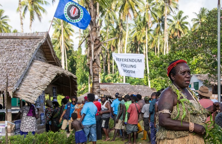 En 2019, des électeurs faisaient la queue devant un bureau de vote à Buka, la capitale de Bougainville. Ils se sont prononcés sur l’indépendance de leur île vis-à-vis de la Papouasie-Nouvelle-Guinée.