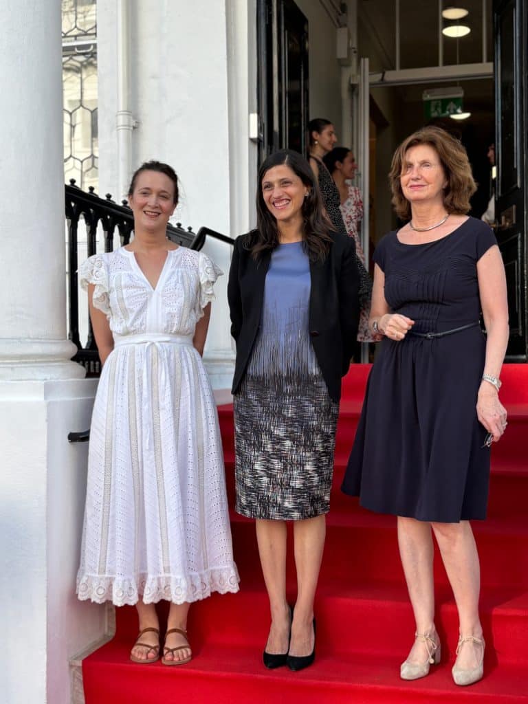 &Agrave; l&rsquo;issue de l&rsquo;inauguration, &Eacute;l&eacute;onore Caroit pose aux c&ocirc;t&eacute;s d&rsquo;H&eacute;l&egrave;ne Duch&ecirc;ne et d&rsquo;une repr&eacute;sentante de l&rsquo;Institut fran&ccedil;ais de Londres.