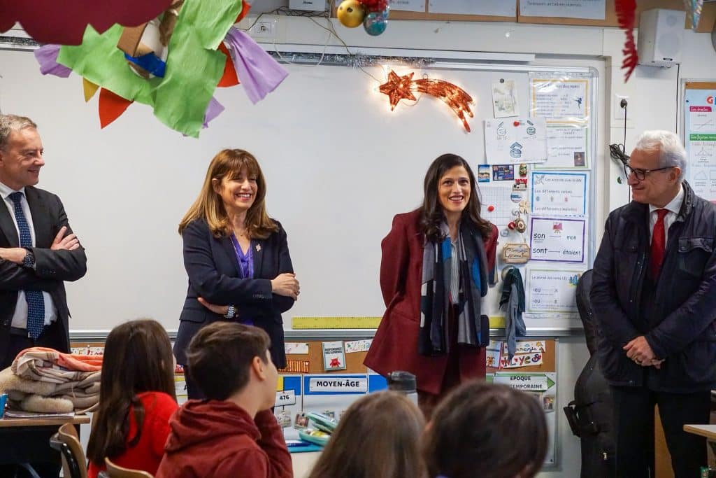 El&eacute;onore Caroit dans un des lyc&eacute;es fran&ccedil;ais du r&eacute;seau AEFE avec la d&eacute;put&eacute;e Caroline Yadan 