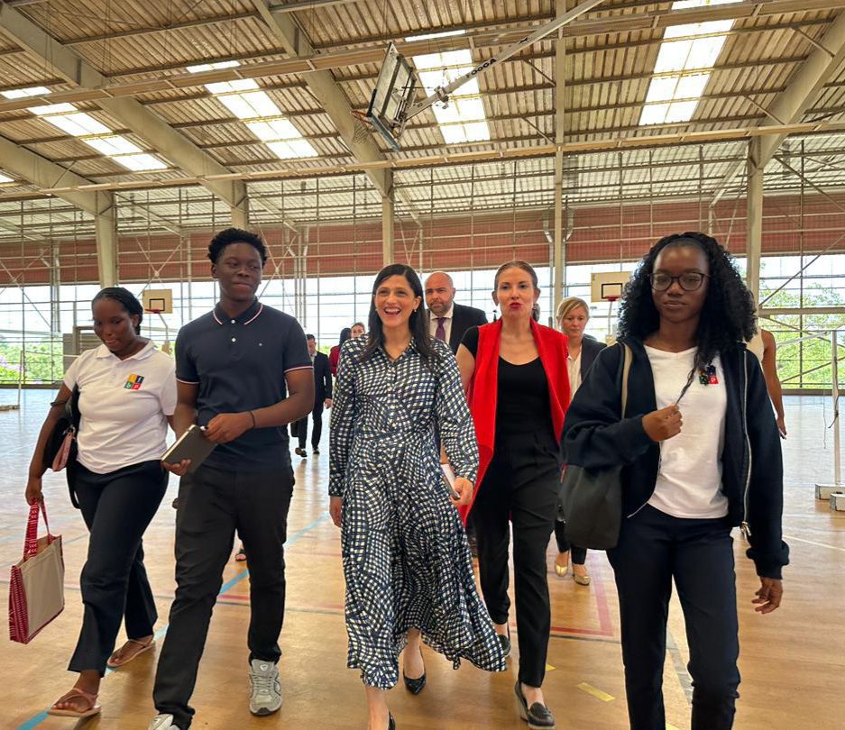 El&eacute;onore Caroit, lyc&eacute;e fran&ccedil;ais AEFE, avec des &eacute;l&egrave;ves du r&eacute;seau