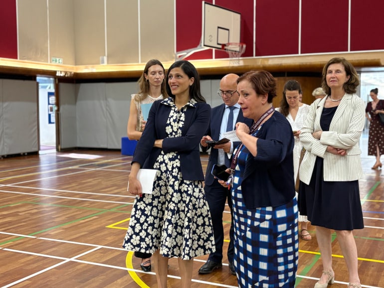 &Eacute;l&eacute;onore Caroit est accueillie par Mireille Rabat&eacute;, proviseure du Lyc&eacute;e International de Londres Winston Churchill, avant un &eacute;change consacr&eacute; &agrave; la r&eacute;forme de l&rsquo;AEFE.