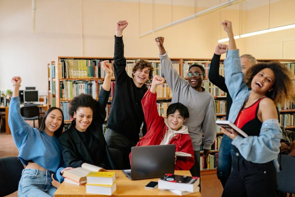 El&egrave;ves heureux dans une salle de classe - image d'illustration