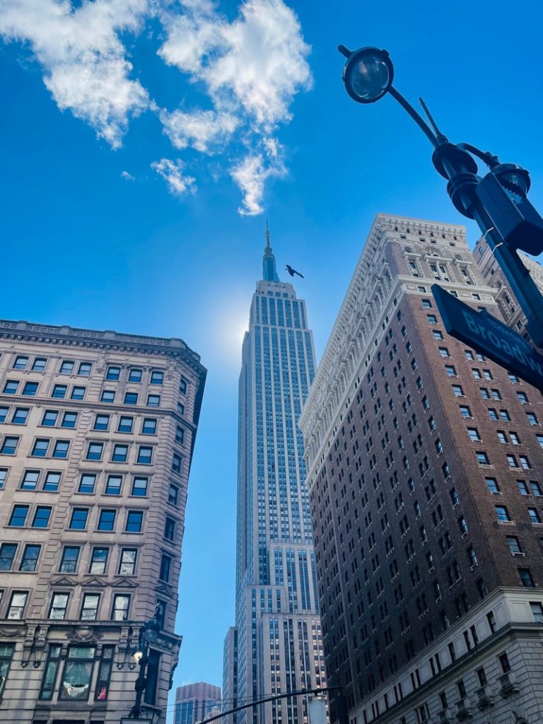 Empire State Building vu depuis la 34e rue et l'angle de Broadway