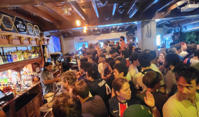 PSG FAN CLUB MADRID lambiance lors de la finale remport&eacute;e de Champions league