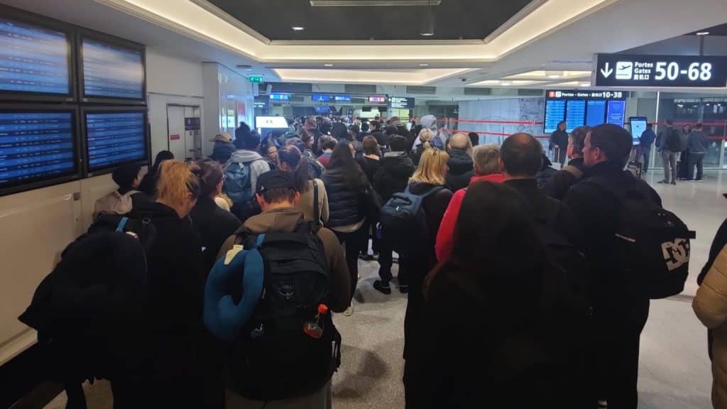 File d'attente de passager aux frontières pour controle de passeport en janvier 2026 © A.Voisin