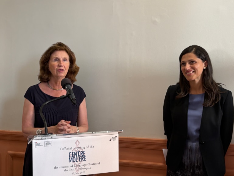 H&eacute;l&egrave;ne Duch&ecirc;ne, ambassadrice de France au Royaume-Uni, prononce son discours lors de l&rsquo;inauguration du Centre Moli&egrave;re, sous le regard d&rsquo;&Eacute;l&eacute;onore Caroit. 