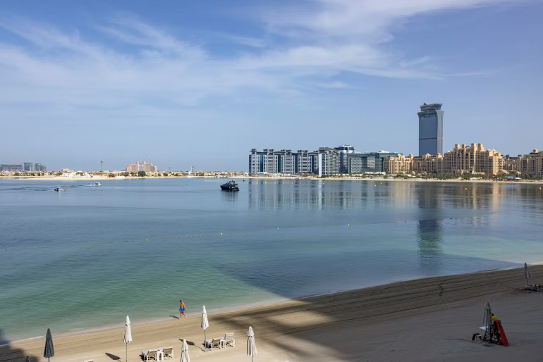 Vue de l&rsquo;&icirc;le Palm Jumeirah &agrave; Duba&iuml;, aux &Eacute;mirats arabes unis, avec l&rsquo;h&ocirc;tel Fairmont au loin, le 19 mars 2026. Le premier jour de la guerre contre l&rsquo;Iran, un projectile a touch&eacute; l&rsquo;h&ocirc;tel, l&rsquo;endommageant.