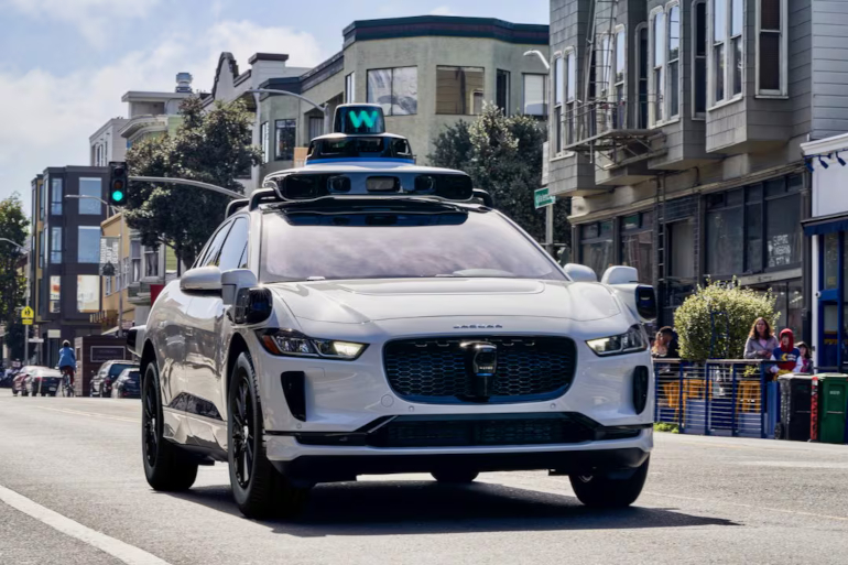 Une Jaguar I-Pace &eacute;quip&eacute;e du syst&egrave;me de conduite autonome de Waymo, &agrave; San Francisco.