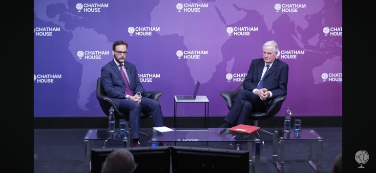 Michel Barnier revient à Londres sur dix ans de relations entre le Royaume-Uni et l’Union européenne depuis le Brexit.
© Chatham House / YouTube
