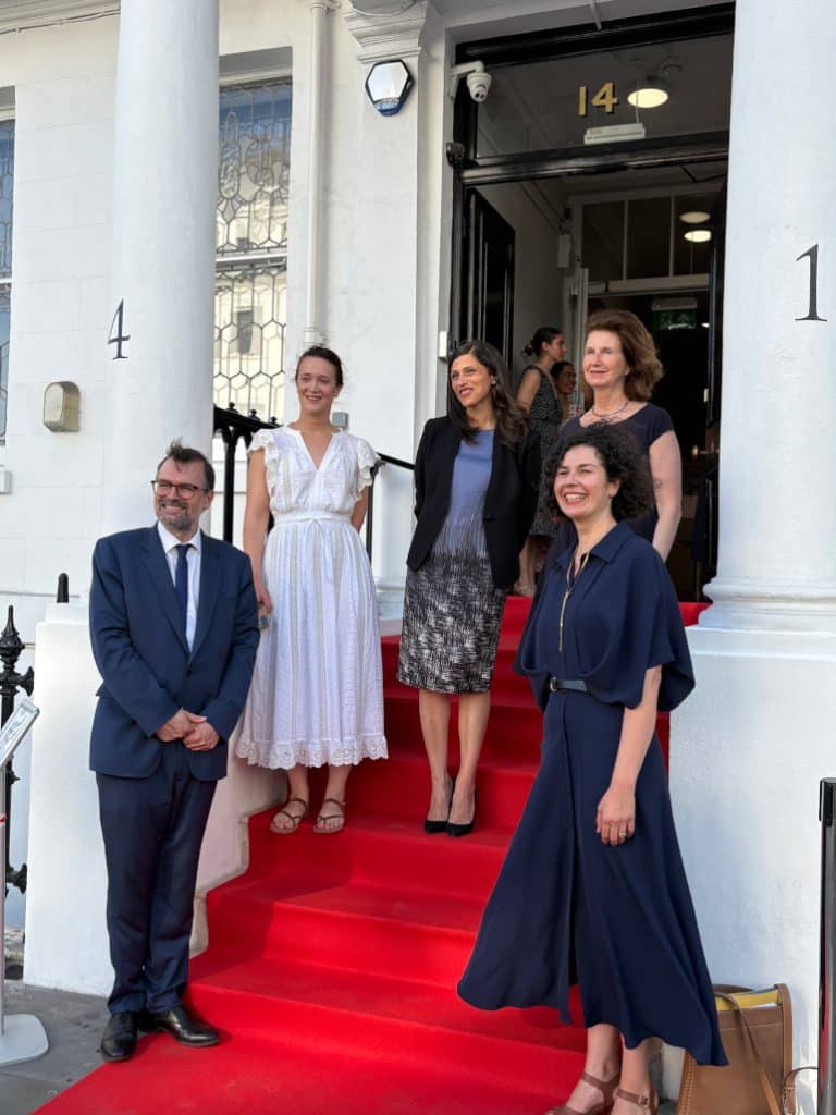 Photo de famille r&eacute;unissant les repr&eacute;sentants de l&rsquo;Institut fran&ccedil;ais, de l&rsquo;Ambassade de France et les invit&eacute;s de l&rsquo;inauguration du Centre Moli&egrave;re.